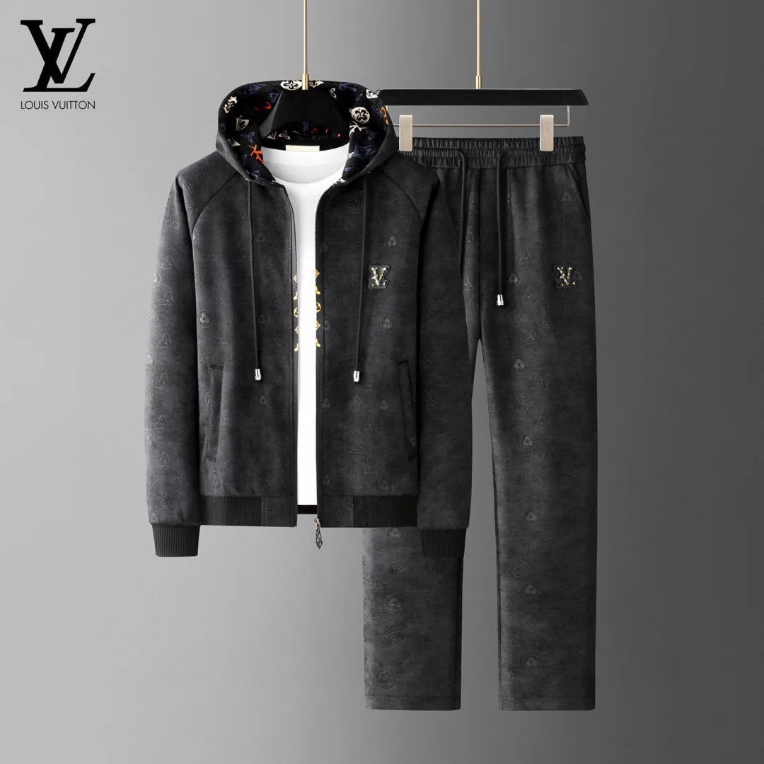 🅿️620 [LV Louis Vuitton] hot-selling suit is coming. Focus on the original version of the official website. 2025 new hot-selling cardigan and sweatshirt suit. The original order is the best. 🇭🇰The meticulous work of top designers. It has a fitting and perfect upper body effect. All-natural high-quality Tencel Roman cotton 100%, close-fitting comfort, noble and elegant! Original hardware embodies elegance and nobility! Counter size: M-4XL (up to 190 pounds)